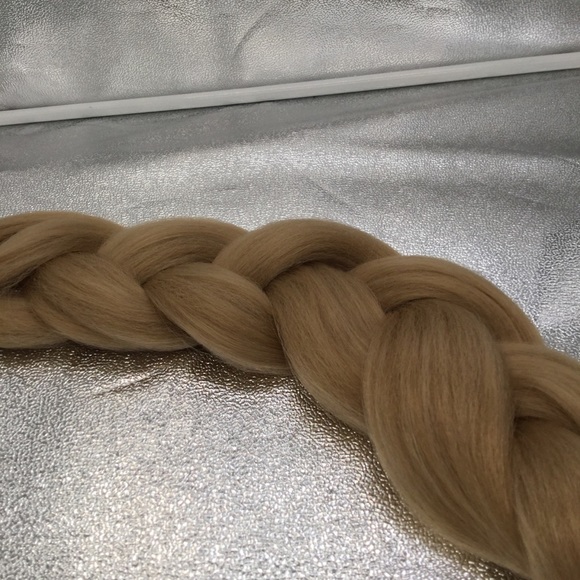 Synthetic braid blond 22” Final cut - Picture 5 of 7